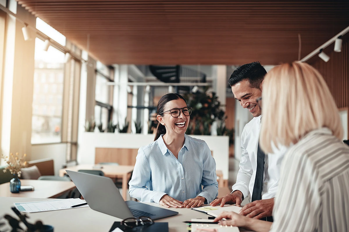 Arbeitskolleg:innen in einer Besprechung