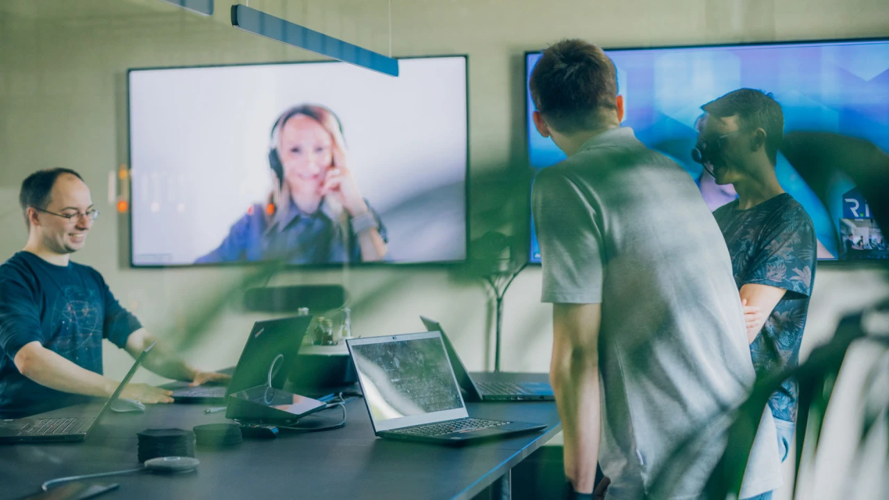 Gespr&auml;chssituation mit einem Kunden, der Remote zugeschaltet ist zum Thema ISMS-Einf&uuml;hrung