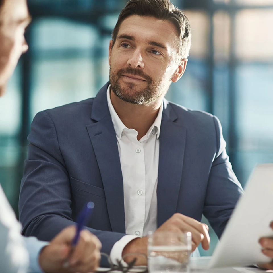 Geschäftsmann im Gespräch mit einem Kollegen