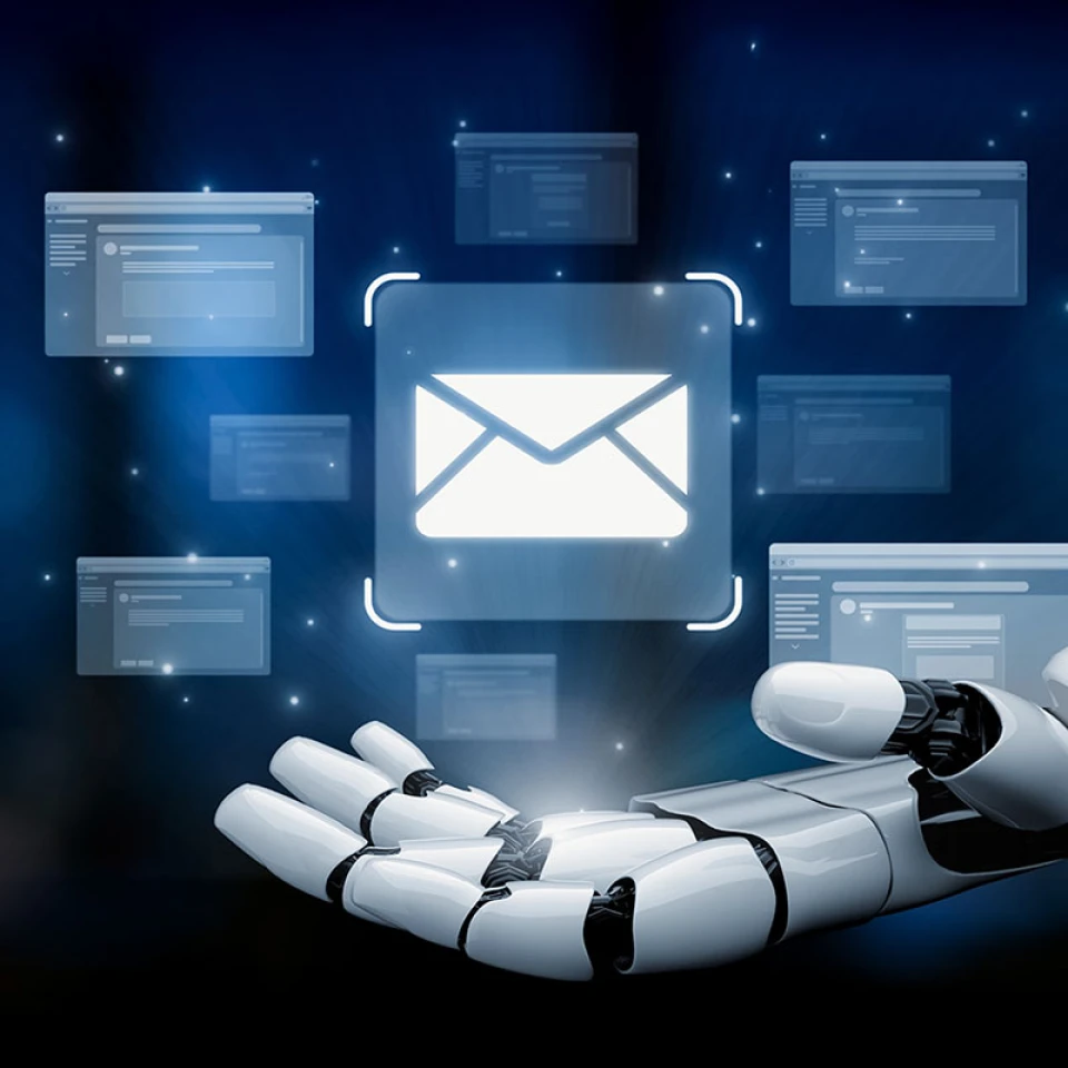 eine KI-Roboter-Hand hält die Hand auf und darüber befindet sich das Symbol einer E-Mail, im HIntergrund befinden sich weitere E-Mails, die im Raum schweben