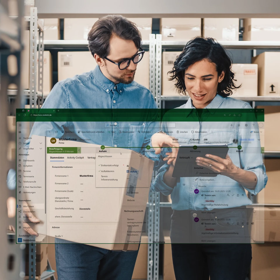 Zwei Personen schauen auf ein Tablet in einem Lager, darüber liegt ein Screenshot eines CRM-Systems