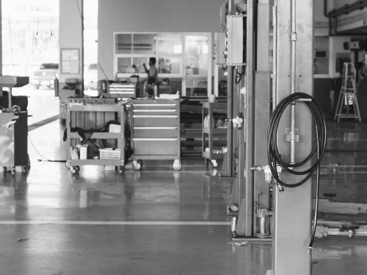 Blick in eine aufger&auml;umte Kfz-Werkstatt