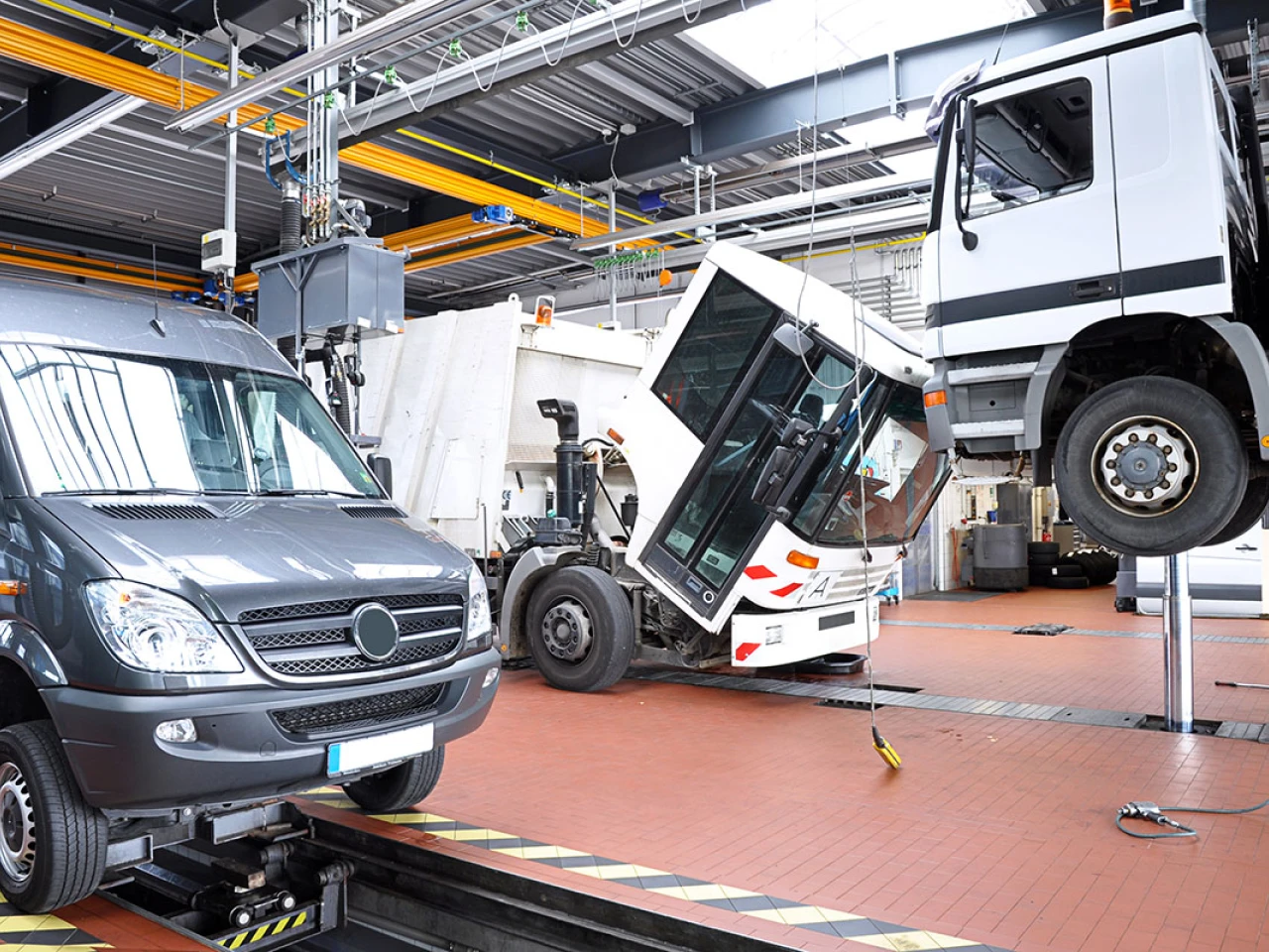 Lkw in einer Kfz-Werkstatt