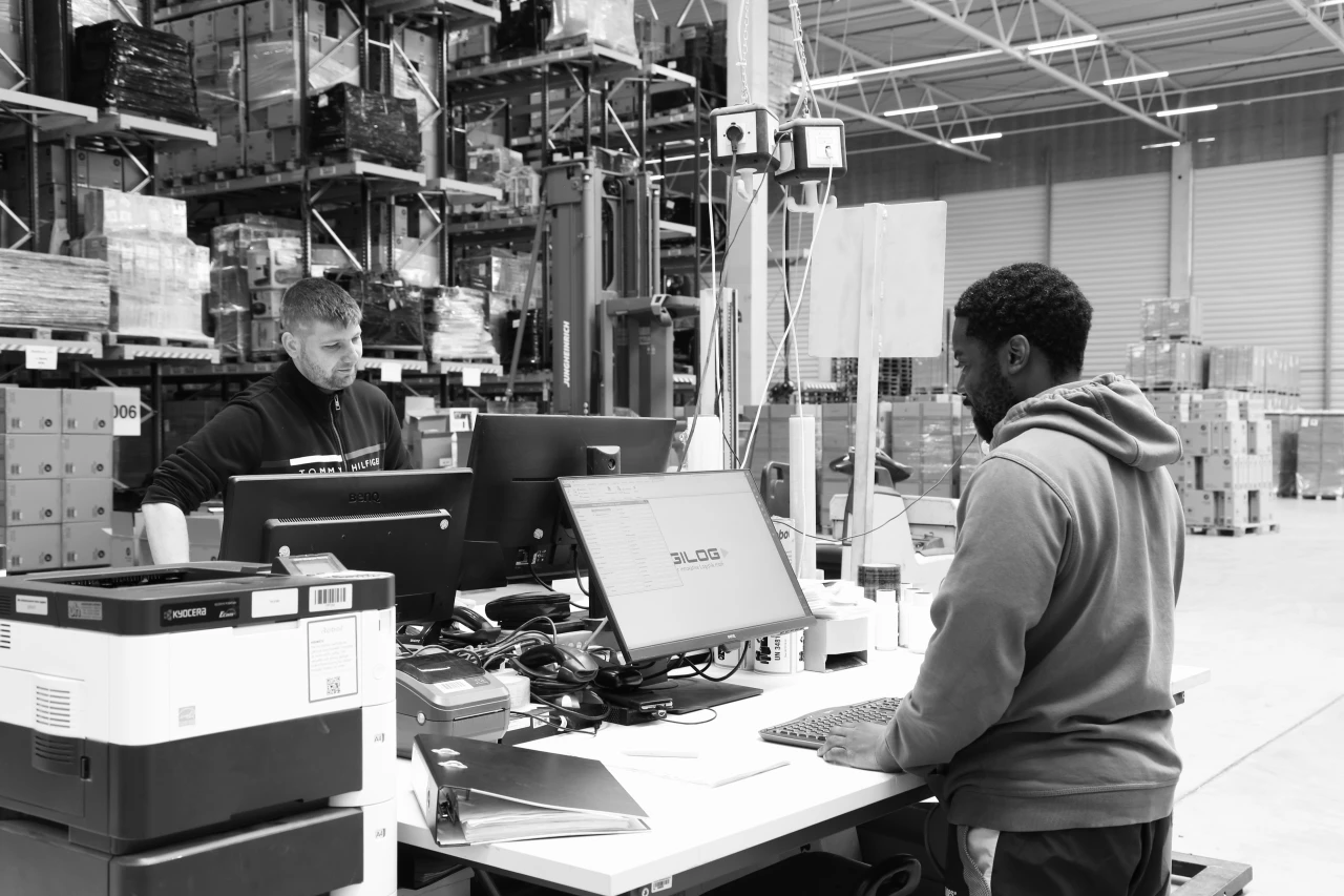 Blick auf einen Dispo-Arbeitsplatz in einer GILOG-Logistikhalle