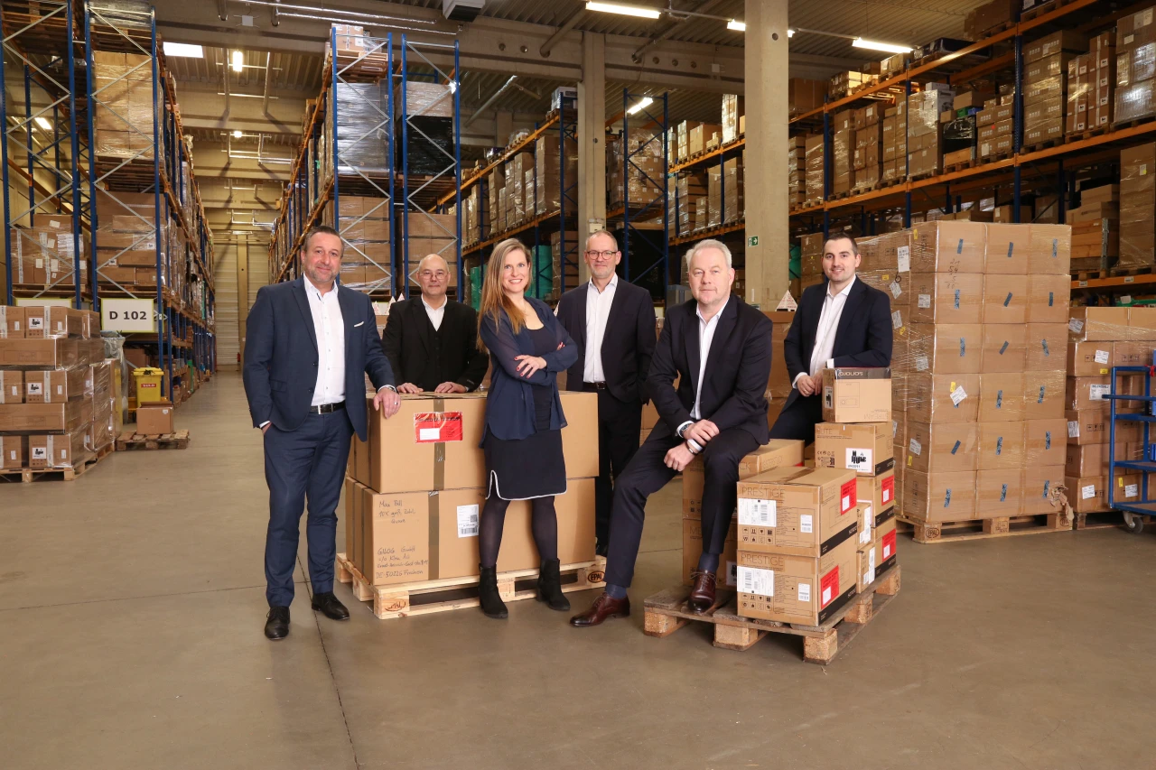 Das Fühungsteam unseres Kunden GILOG vor der Kulisse einer Lagerhalle