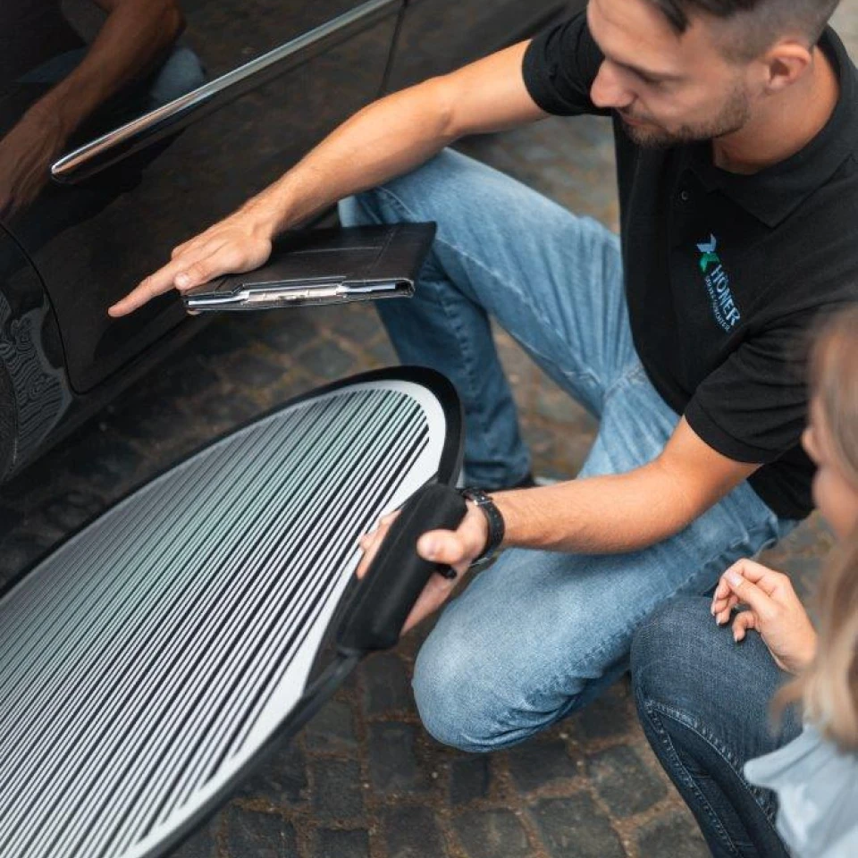 Begutachtung eines Lackschadens an einem Pkw