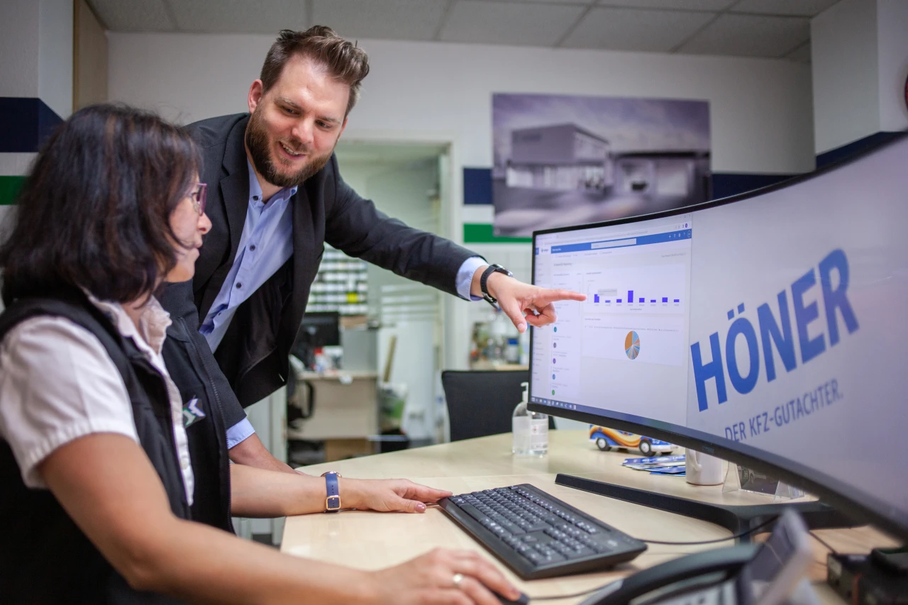 Bastian Nowak in der Beratung mit einer Mitarbeiterin des Kunden H&ouml;ner