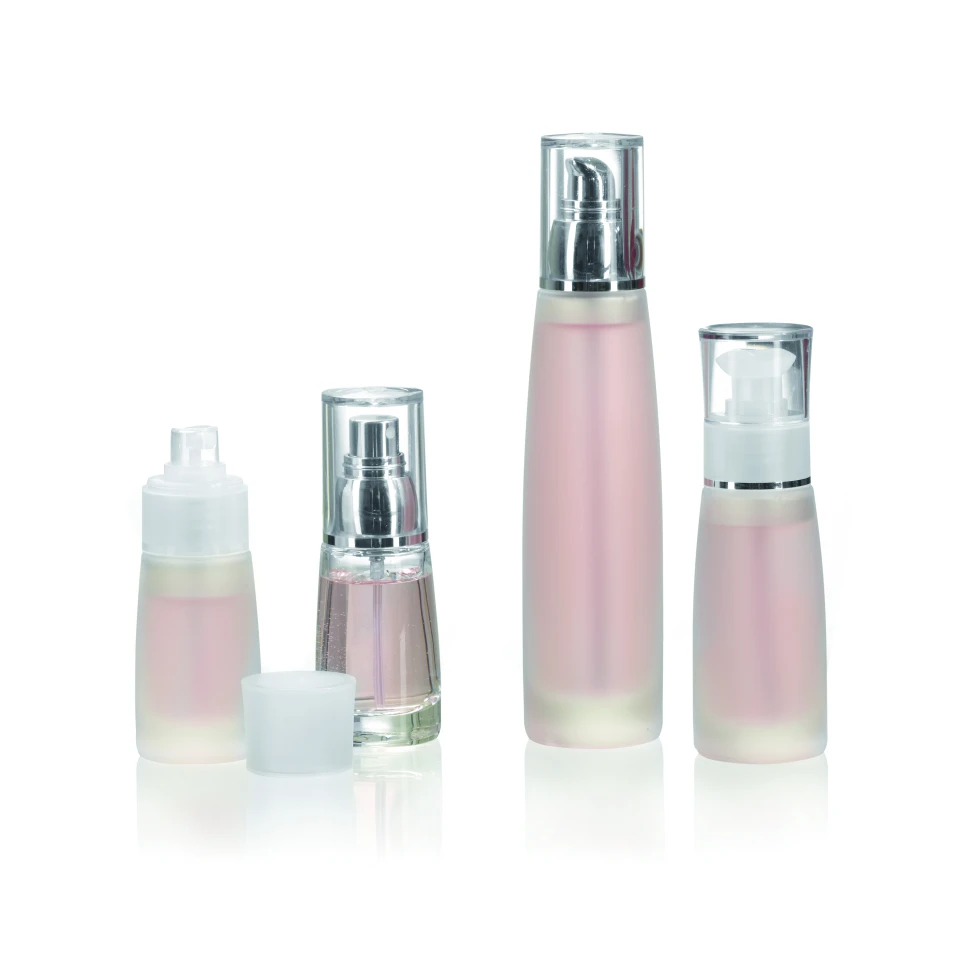 Vier Kosmetikflaschen in hochwertigem, rosa-mattiertem Design