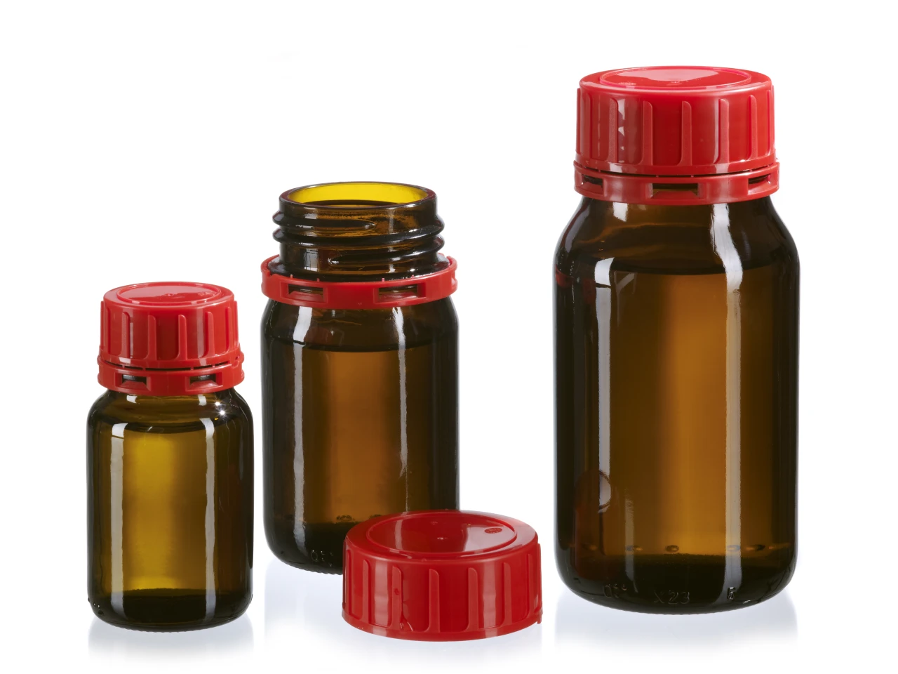 Drei braune, verschieden gro&szlig;e Weithalsgl&auml;ser mit rotem Schraubverschluss