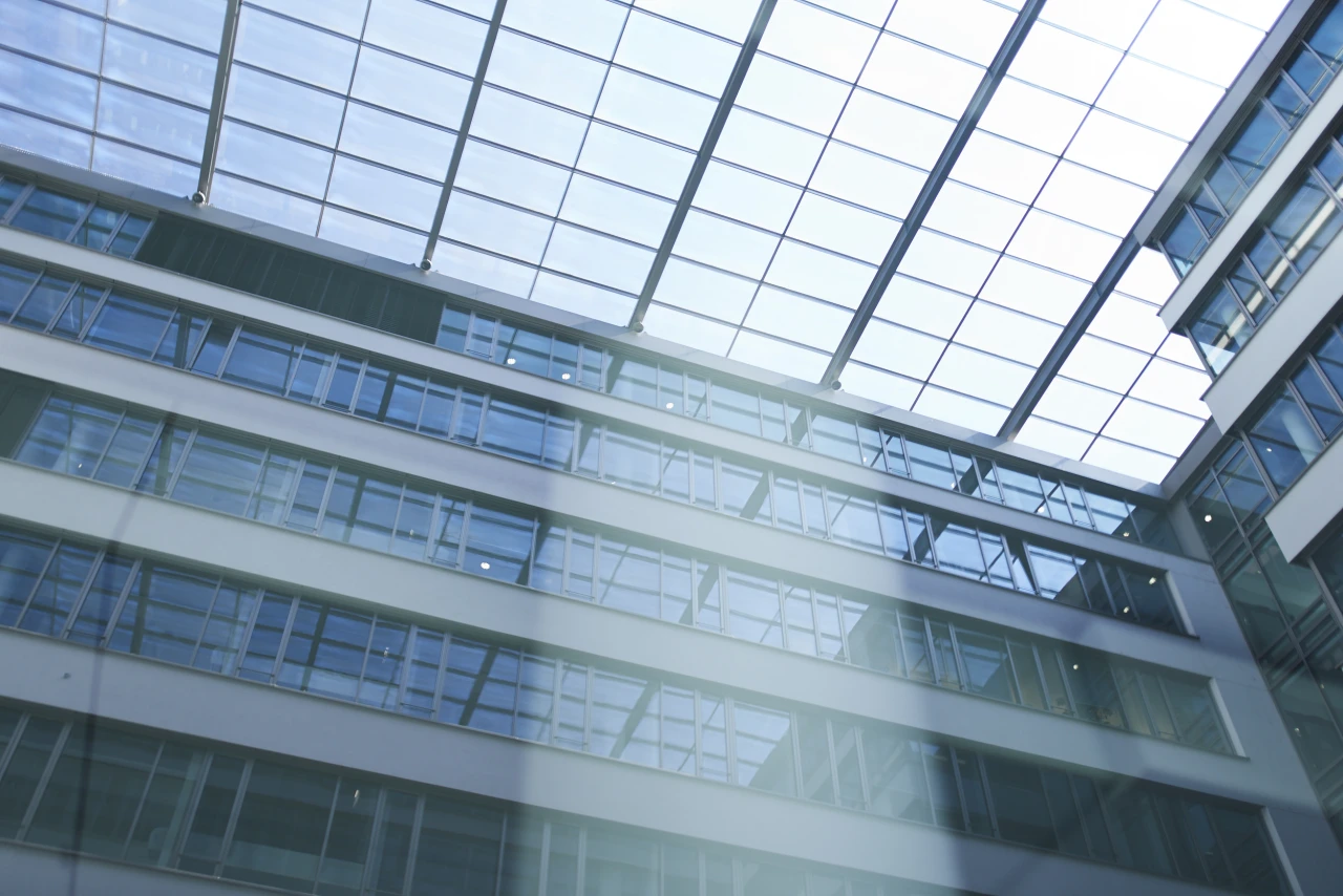 Modernes Bürogebäude mit Glasdach über dem Innenhof