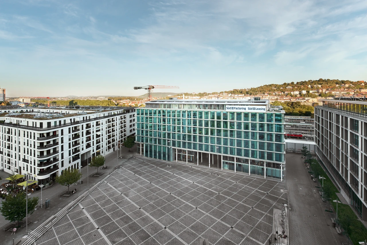 Luftaufnahme des SüdFactoring-Geäudes mit Vorplatz in Stuttgart